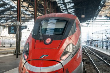 Paris, Fransa-14.01.2025 Şık bir yüksek hızlı tren, modern tasarım ve renkli sergilenen yoğun bir demiryolu platformunda, yolcuların trene binmeye hazırlandığı sırada,.