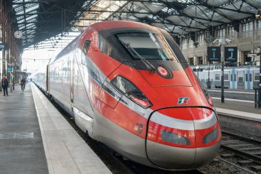 Paris, Fransa-14.01.2025 modern bir yüksek hızlı tren yoğun bir şehir terminalinde, yolculara hazırdır. Tren kalkışa hazırlanırken gezginler platformda bekliyor..