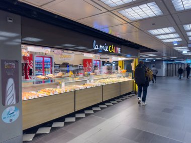 Paris, Fransa-16.02.2025 Sıcak bir pastane, canlı bir metro istasyonunda renkli hamur işleriyle bizi çağırıyor..
