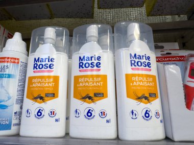 Paris, Fransa-20.02.2025 Bir vitrin dolusu sivrisinek kovucu şişe bir mağaza rafında dizilmiş, Aile içi eğlence için koruyucu özelliklerini sergiliyor yaz aylarında.