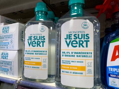 Paris, Fransa-20.02.2025 Rafları, yeşil yaşam meraklıları için çevre dostu bileşenleri ve limon kokusunu vurgulayarak, temiz ambalaj içinde doğal bir temizlik ürünü sergiliyor.
