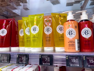 Paris, Fransa-20.02.2025 Rafları renkli vücut bakım ürünleriyle doludur ve müşterileri hareketli bir yerel pazarda çeşitli parfüm ve formülleri keşfetmeye davet eder..