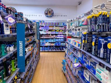 Paris, Fransa-20.02.2025 parlak ışıklı mağaza koridorları, müşterileri günlük hijyen gereksinimleri için çeşitli marka ve seçenekleri keşfetmeye davet eden çok çeşitli kişisel bakım ürünleri sergiliyor..