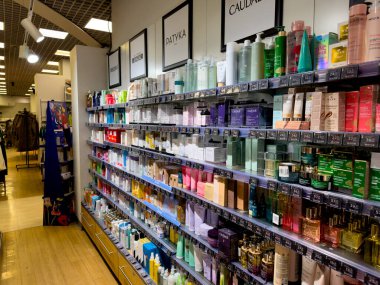 Paris, Fransa-20.02.2025 Raflarında çeşitli cilt ürünleri sergileniyor. Renkler sergileniyor, müşterileri çağdaş bir mağaza ortamındaki son güzellik eğilimlerini keşfetmeye davet ediyor..