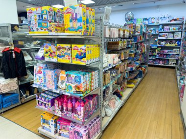 Paris, Fransa-20.02.2025 Rafları canlı oyuncaklar ve oyunlarla doludur. Çocukları ve aileleri eğlence ve yaratıcılık için sonsuz olanakları keşfetmeye ve keşfetmeye davet eder..