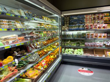 Paris, Fransa-20.02.2025 Meyve ve ve sebze çeşitleri modern bir markette rafları doldurarak, müşterileri gün içinde sağlıklı seçenekleri keşfetmeye davet ediyor..