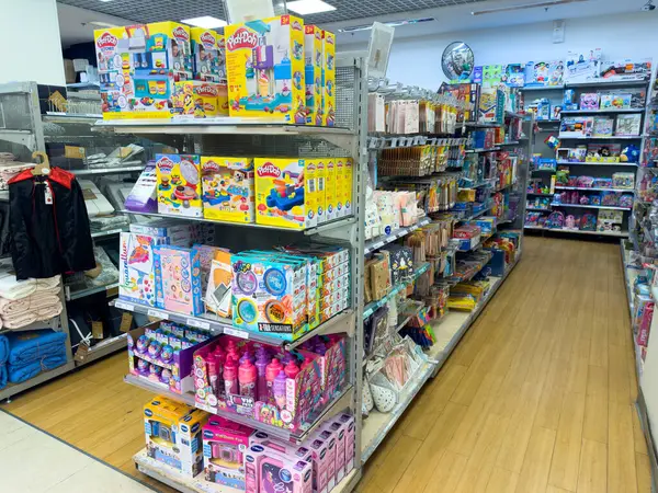 Paris, Fransa-20.02.2025 Rafları canlı oyuncaklar ve oyunlarla doludur. Çocukları ve aileleri eğlence ve yaratıcılık için sonsuz olanakları keşfetmeye ve keşfetmeye davet eder..
