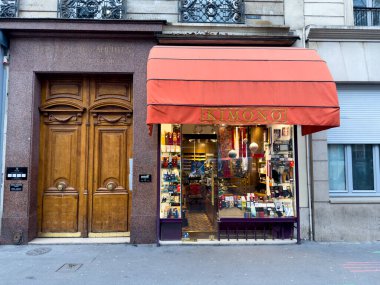 Paris, Fransa-19.02.2025 Renkli mağaza önü turuncu bir tente ile süslenmiş geçenleri Paris 'teki eşsiz Japon kimonosu ve aksesuarlarını keşfetmeye davet ediyor..