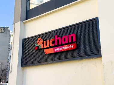 Paris, Fransa-23.02.2025 Renkli bir tabela, şehir ortamında canlı bir pazar ilan ediyor. Parlak tasarımı ve davetkar atmosferiyle müşterileri çekiyor..