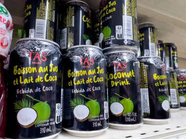 Paris, Fransa-23.02.2025 rafları renkli hindistan cevizi içecekleriyle dolu. Müşterileri tropikal tatların tadını çıkarmaya davet ediyor. Parlak ambalaj, hareketli pazarda göze çarpıyor..