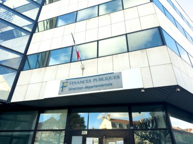 Melun, Fransa-23.02.2025 Bir kentsel alanda çağdaş bir kamu maliye ofisi modern mimari ve Fransız bayrağını açık mavi gökyüzüne hafifçe sallıyor.