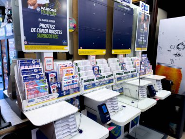 Paris, Fransa-23.02.2025 Canlı bir bahis dükkanında, sayaçlar çeşitli bilet seçenekleri ve promosyon teklifleri sergiliyor, müşterileri heyecan verici bahis faaliyetlerine davet ediyor.