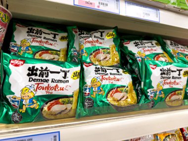 Paris, Fransa-23.02.2025 renkli ramen paketleri raflarda diziliyor, eşsiz tatlar ve oyuncu tasarımlar sergileniyor, müşterileri her zaman için konforlu yemek seçeneklerini keşfetmeye davet ediyor.