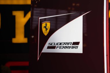 Paris, Fransa-09.02.2025 Sıcak ışık altında, canlı renkler altında yarış hatıralarıyla dolu, İtalyan motor sporları tarihinin simgesi ve hız tutkusu dolu bir garajın altını çiziyor.