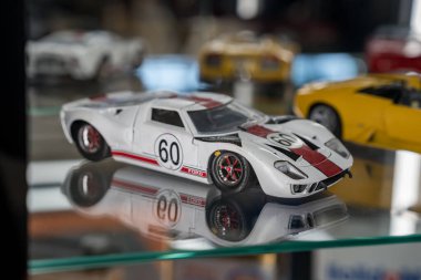 Paris, Fransa-09.02.2025 Klasik bir yarış arabasının etkileyici bir modeli şık tasarımı, canlı renkleri ve detaylı özellikleri ile bir fuarda büyüleyici oto meraklıları ile göze çarpar..