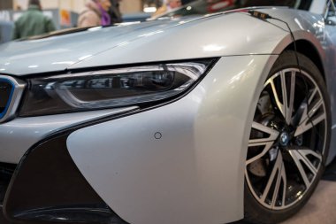 Paris, Fransa-09.02.2025 Parlak gümüş renkli elektrikli spor araba, her yıl düzenlenen otomobil fuarında dikkat çekiyor. Dinamik tasarımı, meraklı izleyicilerin ve araba tutkunlarının hayranlığını uyandırıyor..