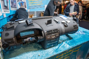 Paris, Fransa-09.02.2025 katılımcılar, ilgili ziyaretçiler tarafından çevrelenmiş canlı ticaret fuarı sırasında son teknoloji ürünü otomotiv özelliklerini gösteren ayrıntılı bir gösterge paneli keşfettiler..