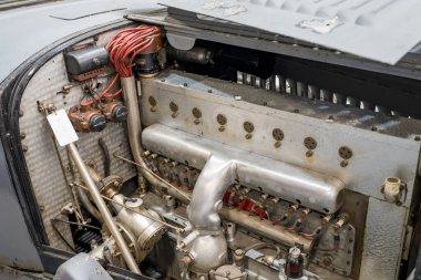 Paris, Fransa-09.02.2025 Mekanik, otomotiv restorasyonunun karmaşık mühendislik ve sanatını gözler önüne seren antika bir motoru inceliyor..