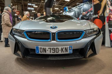 Paris, Fransa-09.02.2025 Çarpıcı gümüş renkli bir spor araba bir otomotiv gösterisinde izleyicileri cezbediyor..