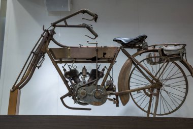 Paris, Fransa-09.02.2025 Rustik motosiklet, çağdaş bir galeride sergilenen erken mühendislik işçiliğini, klasik cazibesine ve tasarım sanatına olan hayranlığını gözler önüne serdi..