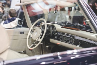 Paris, Fransa-09.02.2025 Klasik lüks bir arabanın içi gösterişli bir gösterge paneli, rahat koltuklar ve cilalı finişler, büyüleyici araba meraklıları ile bir etkinlikte vurgulanmıştır..