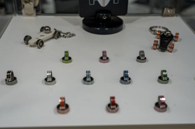 Paris, Fransa-09.02.2025 Canlı bir sergide çeşitli renkli aksesuarlar sergilenmektedir. Şovun sanatsal yeteneği ve yaratıcılığını keşfetmek için ziyaretçileri cezbedici bir şekilde ayartılmıştır..