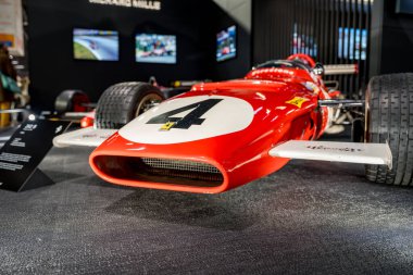 Paris, Fransa-09.02.2025 Ziyaretçiler gösteride hız ve zanaatkarlığın özünü yakalayan parlak kırmızı gövdeli ve ikonik 4 numaralı yarış arabasına hayran kaldılar..