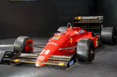 Paris, Fransa-09.02.2025 Mühendisliğin bir sembolü olan bu olağanüstü kırmızı yarış arabası, motor sporları tarihi ve yenilikleri üzerine bir sergide sergilenmektedir..