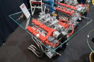 Paris, Fransa-09.02.2025. Eskimiş bir motordan yapılmış eşsiz bir kahve masası. Üzerinde karmaşık mekanik detayları gösteren cam bir kapak var..