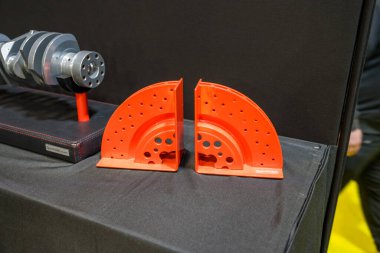 Paris, Fransa-09.02.2025 Parlak renkli otomotiv parçaları profesyonellerin sektördeki yeni gelişmeleri ve teknolojileri keşfetmek için toplandığı hareketli bir ticaret fuarında dikkat çekiyor..