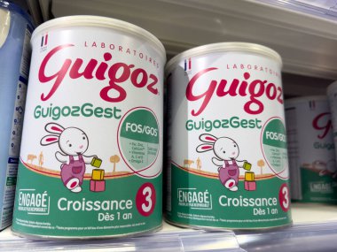 Paris, Fransa-25.02.2025 Rafları, göz alıcı renklere sahip çocuklar için besin faydalarını vurgulayan neşeli tavşan karakterleriyle süslenmiş iki kutu bebek maması sergiliyor..