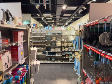 Paris, Fransa-25.02.2025 Alışverişçiler, çeşitli tabak, kap kacak ve depolama çözümleri ile çevrili, hareketli bir mutfak gereçleri mağazasında gezinirler..