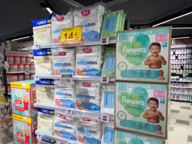 Paris, Fransa-25.02.2025 Geniş bir perakende mağazasında, bebek bezleri ve bebek bezleriyle dolu düzenli raflar, gündüz saatlerinde ebeveynlere temel ihtiyaçlar için alışveriş hizmeti sunuluyor..