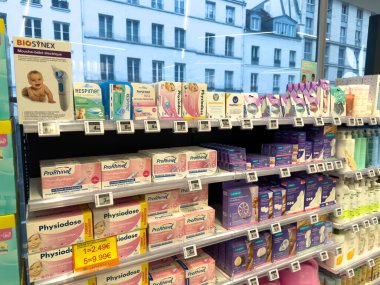 Paris, Fransa-25.02.2025 Parlak ışıklandırılmış eczane raflarda bir dizi sağlık ürünü sergiliyor ve ziyaretçileri hareketli bir şehir atmosferinde sağlık ve kişisel bakım seçeneklerini keşfetmeye davet ediyor..