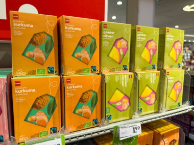 Paris, Fransa-25.02.2025 Vibrant kutular dolusu bitkisel çerez bir market rafında dizilmiş, bir dizi malzeme ve renk sergiliyor, müşterileri yeni bir şey denemek için cezbediyor..