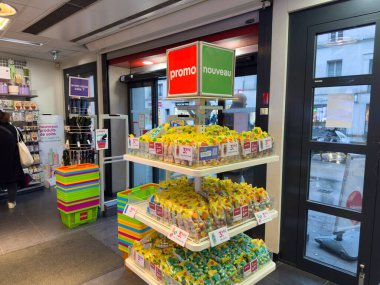 Paris, Fransa-25.02.2025 çeşitli şekerlerle dolu renkli raflar müşterileri canlı bir mağazaya çekerek öğleden sonra erken saatlerde cazip bir atmosfer yaratıyor..