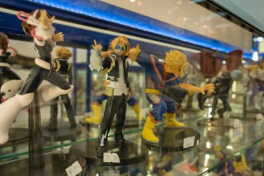 Paris, Fransa-23.11.2024 Koleksiyoncu figürlerin renkli dizisi coşkulu katılımcılarla dolu hareketli bir oyuncak sergisinde dinamik karakterler sergiliyor.