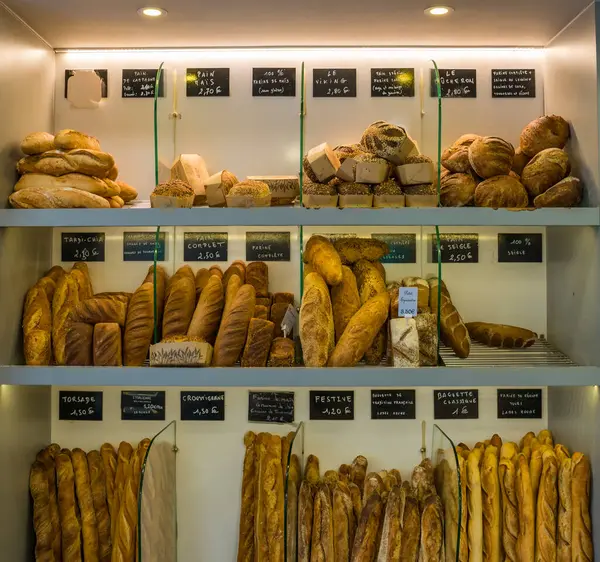 Paris, Fransa-23.11.2024 Sıcak aromalar havayı büyüleyici bir fırın gibi dolduruyor çeşitli altın somun ve hamur işleri, müşterileri keyifli ziyafetlere davet ediyor.