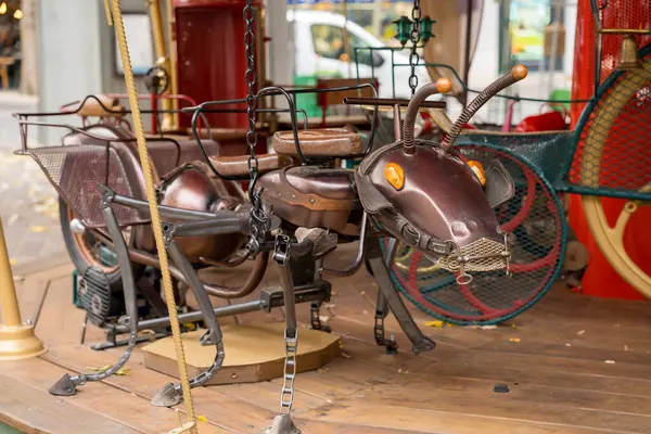 Paris, Fransa-23.11.2024 Büyüleyici bir karınca biçimli atlıkarınca gezisi neşe ve heyecanı davet eder, neşe dolu bir lunaparka yerleşmiş renkli eğlence ve meşgul ziyaretçilerle dolu..