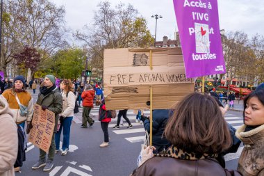 Paris, Fransa-23.11.2024 Aktivistler hareketli bir öğleden sonra Paris sokaklarında toplanarak Afgan kadınlarına acil destek çağrısında bulundular..