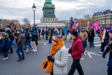 Paris, Fransa-23.11.2024 Vibrant kalabalığı Paris 'te yoğun bir kavşaktan geçerken, sosyal adaleti desteklerken ve serin bir öğleden sonra değişim çağrısında bulunurken.