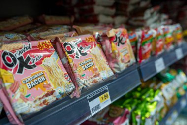 Paris, Fransa-23.11.2024 Rafları çeşitli lezzetlerde canlı eriştelerle doludur. Eşsiz temaları ve hareketli bir süpermarkette aşçılık ilhamlarını vurgular..