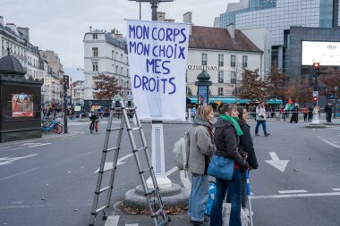 Paris, Fransa-23.11.2024 Çok çeşitli bir grup, özerklik ve adaleti destekleyen pankartlar ve sloganlar taşıyan, kişisel hakları tutkuyla savunan bir şehir meydanında toplandı..