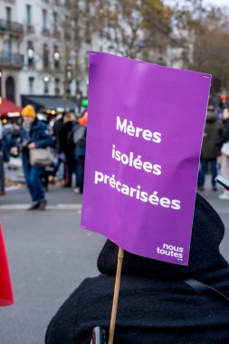 Paris, Fransa-23.11.2024. Şehir merkezinde toplanan kalabalık, ihtiyacı olan izole edilmiş anneleri tutkuyla destekliyor..