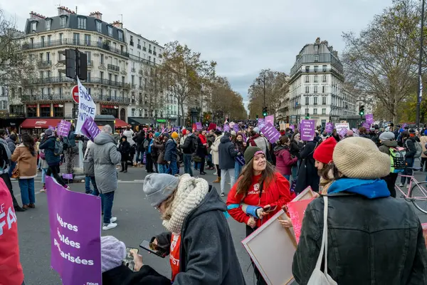 Paris, Fransa-23.11.2024 Paris 'te toplanan insanlar, serin bir günde hareketli şehir sahnesinde dolaşırken işçi hakları için dayanışma mesajları ve pankartlar taşıyorlar..