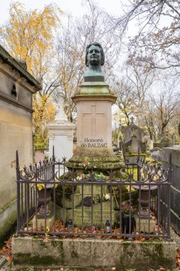 Paris, Fransa-23.11.2024 Ziyaretçiler, Honore de Balzac 'ın sonbaharda dökülen yapraklarla ve tarihsel bir mezarlığın sessiz güzelliğiyle çevrili süslü mezarındaki mirasını yansıtıyorlar..