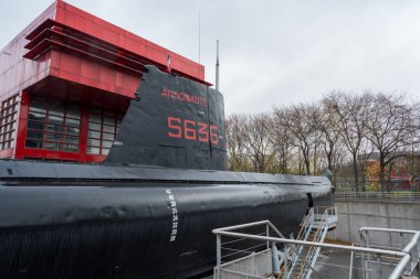 Paris, Fransa-03.12.2024 Ziyaretçiler denizaltı Arsonaut hayranı Denizcilik müzesinde, sonbahar rüzgarda sallanırken şehir mimarisi ve gri gökyüzünün zemininde.