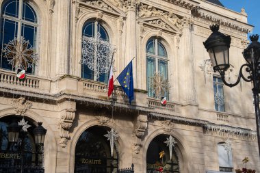 Paris, Fransa-20.20.2024 çarpıcı mimari süslü süslemelerle göze çarpıyor. Kibar kış ışığı büyüleyici bir bölgedeki şenlik atmosferini artırırken gururla bayraklar sergiliyor..