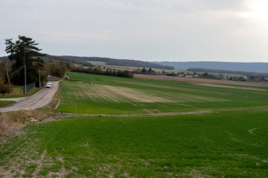 La Roche-Guyon 'da sakin bir öğleden sonra sergileniyor yemyeşil alanlar ve huzurlu yollar, bu büyüleyici komünde doğal güzellikten zevk almak için mükemmel..