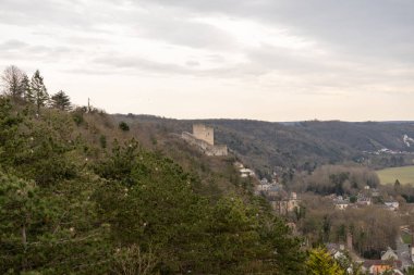 La Roche-Guyon 'un sakin cazibesini tecrübe edin. Eski bir şatonun manzaraya baktığı, tarihi çarpıcı doğal güzelliklerle harmanladığı yer..